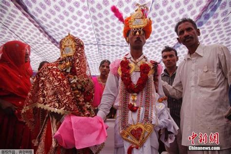 印度35对贫困新人举行集体婚礼|印度|古吉拉特邦_凤凰资讯