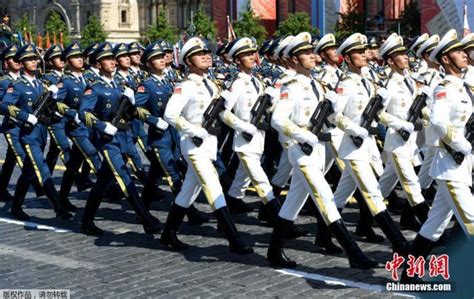 中国三军仪仗队惊艳亮相白俄阅兵 外媒这样称赞他们(含视频)_手机新浪网