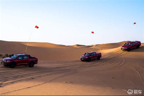 越野车在沙地上疾驰驶实拍视频素材下载_mp4格式_熊猫办公
