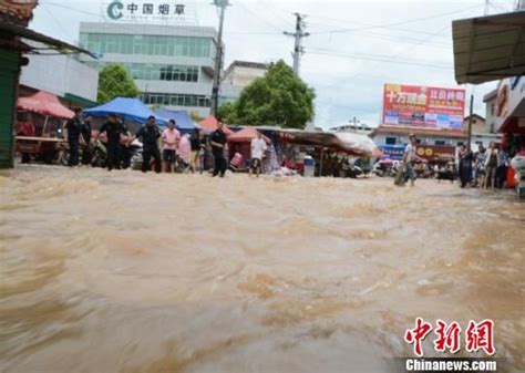 江西万载降雨致城区内涝严重 局地积水超1米|降雨|内涝_新浪新闻