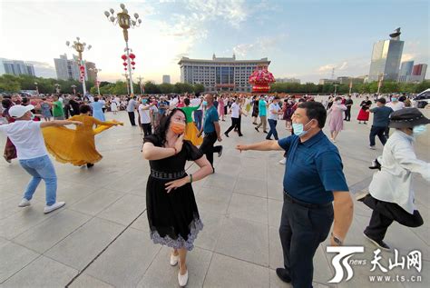 [新疆广场舞争霸赛]舞出风采舞蹈队《绿旋风》视频 _网络排行榜