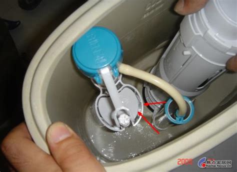 马桶水箱水位调节方法