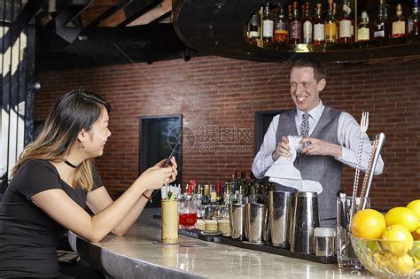 酒吧里喝酒的长发女人高清图片下载-正版图片600168977-摄图网