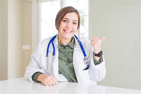 美丽的年轻女医生身着医疗大衣和听诊器高清图片下载-正版图片504375014-摄图网