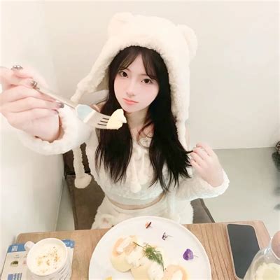 甜美女生引人注意的头像