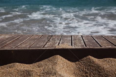 背景中的沙子和蓝色大海中的木板高清图片下载-正版图片505718736-摄图网