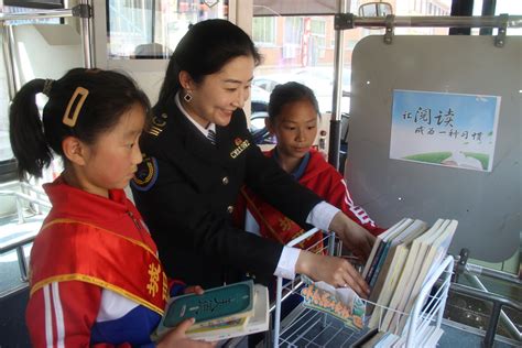 设置“快乐读书吧”、上演“书籍漂流记”……青岛这些公交车打造书香车厢！_话题_青网