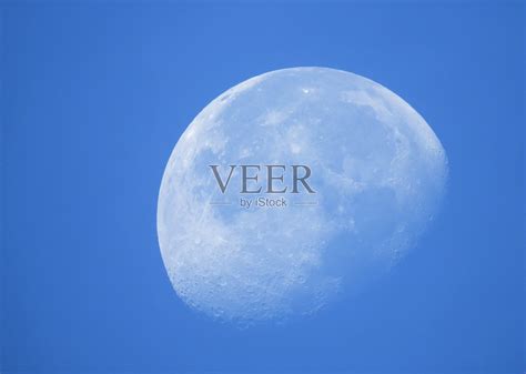 白天月亮的相位。照片摄影图片_ID:131047651-Veer图库