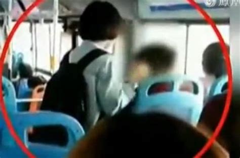 男子公交车上遭年轻女乘客非礼 不堪其扰大吼(含视频)_手机新浪网