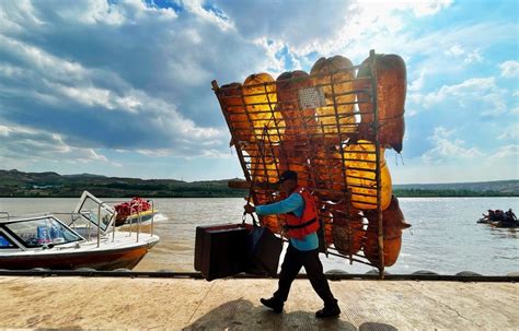 宁夏中卫羊皮筏子在黄河焕发新生命 系黄河最古老交通工具之一