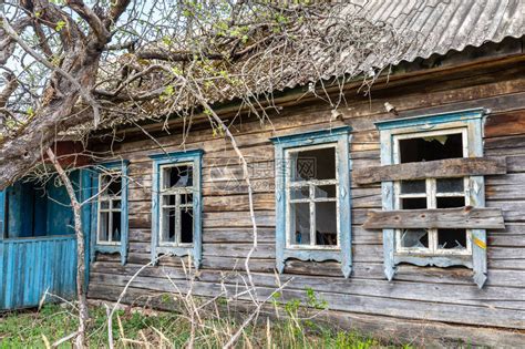 白俄罗斯切尔诺贝利禁区一个废弃村庄的房屋长高清图片下载-正版图片506079726-摄图网