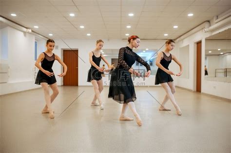 舞蹈老师教小朋友舞蹈动作高清图片下载-正版图片501768442-摄图网