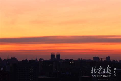 北京天空现绝美朝霞 云层如被烈焰点燃，画面浪漫惊艳|北京市_新浪新闻