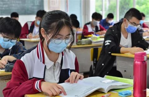 近视考生高考时眼镜被收 考完后哭晕在考场_首页社会_新闻中心_长江网_cjn.cn