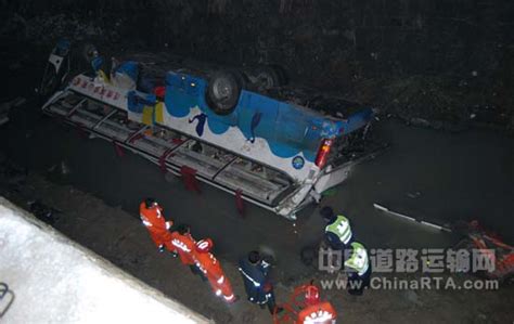 四川客车翻车事故已致11人死（图文）·中国道路运输网