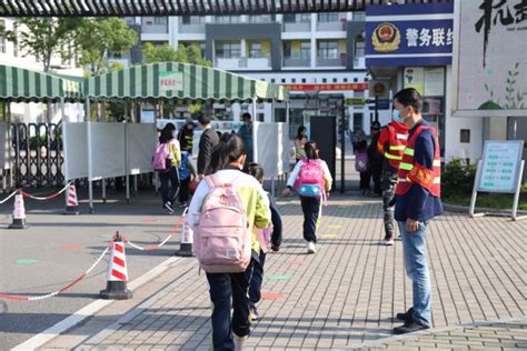 湖南警方回应一小学生“被罚站”后跳楼身亡事件 老师并无体罚学生行为|界面新闻 · 中国