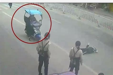 骑电动车撞人，肇事者折返现场查看后逃逸_凤凰网视频_凤凰网