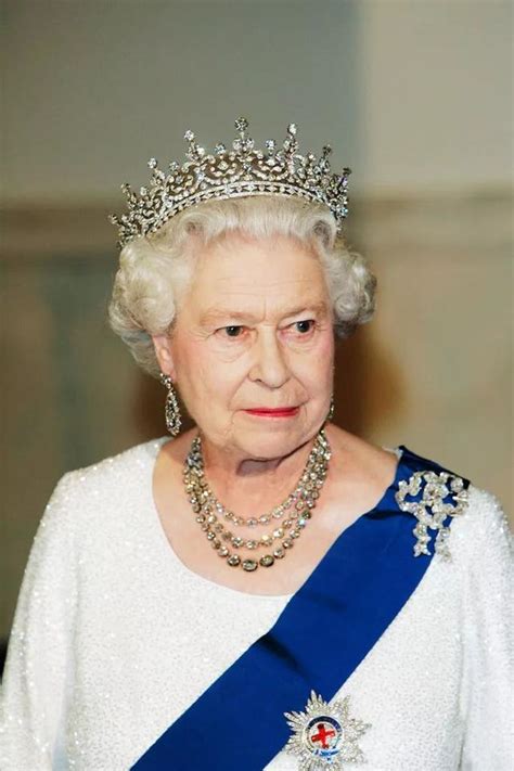伴随女王一生的三层珍珠项链