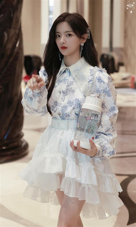 上衣配短裙甜美女生头像