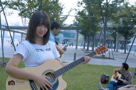 温柔 吉他女生头像真人