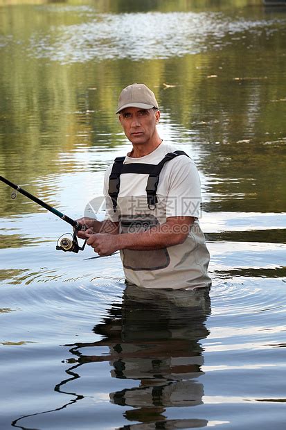 男人在河里捕鱼高清图片下载-正版图片321254169-摄图网