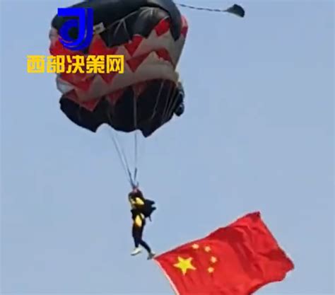 河南一高校运动会学生跳伞从天而降，学校：有13人跳伞，其中有5名学生，学生：画面非常震撼_手机新浪网