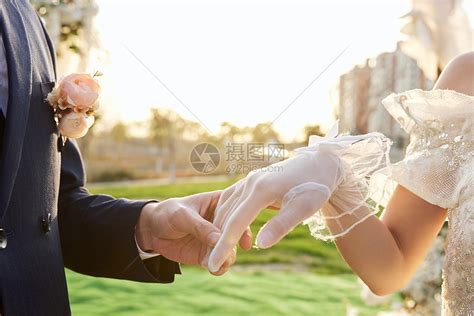 举行户外婚礼的新郎给新娘戴戒指特写高清图片下载-正版图片502381604-摄图网