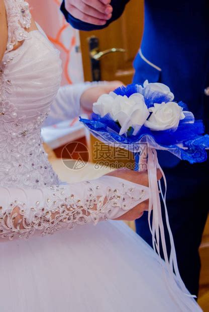 新娘手里握着结婚花束婚礼上的新娘和高清图片下载-正版图片506231291-摄图网