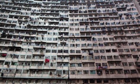 最真实的香港“贫民窟”：三人蜗居十平米房子，为什么不来大陆？