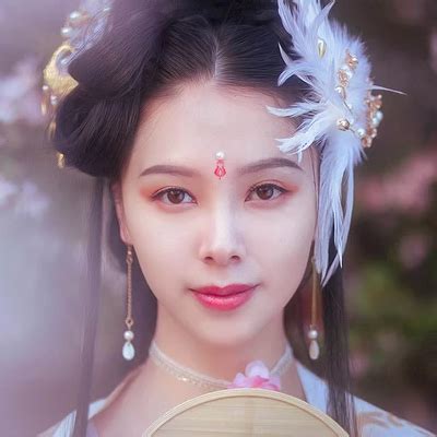 古风女生耍剑头像真人版