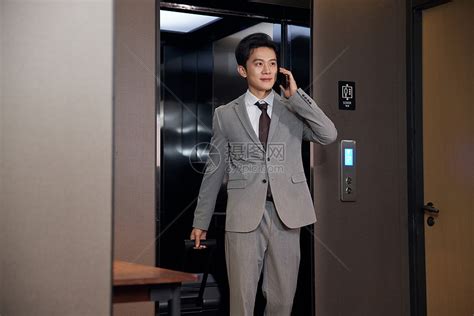 走出酒店电梯的商务男士形象高清图片下载-正版图片506956654-摄图网