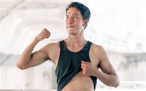 男人健身房在户外锻炼后亚洲运动人表现出自己的体型男生高清图片下载-正版图片307927319-摄图网