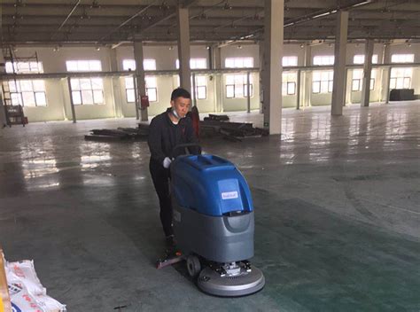 手推式洗地机在机械工厂清洁