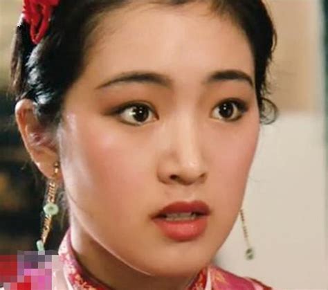 美丽的小宫女桂莲，刚刚成名的巩俐在《一代妖后》中满脸青涩_安德海