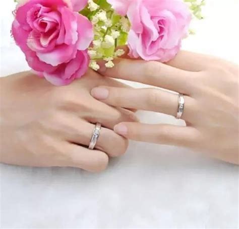 不同手型的美女们 挑选婚戒的方法-中国珠宝行业网