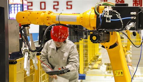 工业现场之工业机器人操作高清图片下载-正版图片501700445-摄图网