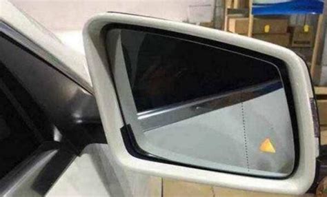 汽车驾驶室头顶的镜子叫什么-有驾
