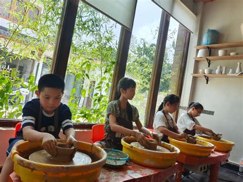 西藏班学生玩转“指尖”非遗，白莲社区举办草编教习公益活动