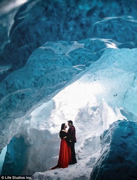 加拿大夫妻远赴冰岛拍婚纱照 梦幻到极致