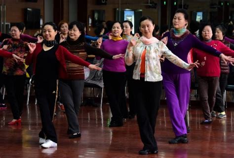 博园社区老年学习苑开展成人舞蹈活动
