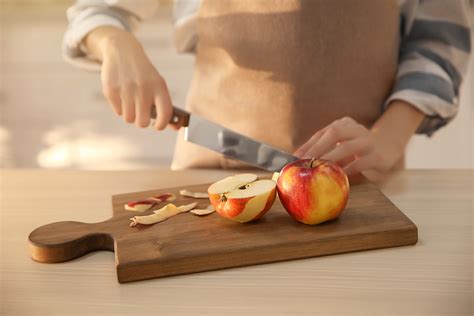 削苹果皮的美女和桌上的一碗苹果图片免费下载_红动中国