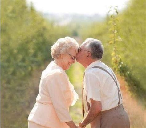 单身老人找老伴,是结婚好还是不结婚好,你们对老年人找老伴怎么看？-文章内容-金婚网