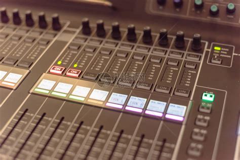 用于混音器控制的特写按钮设备音乐家DJ和音响工程师的混音器将遥控器与彩色霓虹灯混合夜总会高清图片下载-正版图片506161664-摄图网