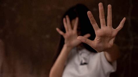 男子患艾滋性侵13岁留守女孩获刑15年，因阻断及时，女孩三次检测均呈阴性_凤凰网视频_凤凰网