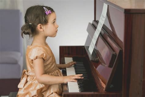 陪孩子练钢琴,陪孩子成长,爸爸陪孩子_大山谷图库