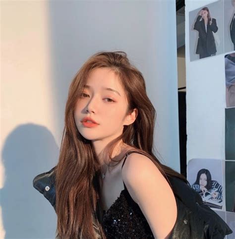 长裙温柔披发女生头像