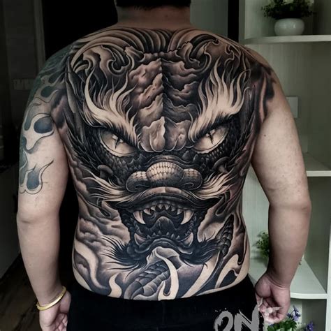男人背部霸气的麒麟纹身图案