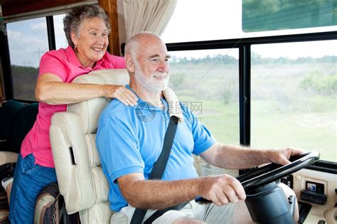 老年夫妇在他们的汽车家里旅行丈夫在开车高清图片下载-正版图片306984836-摄图网