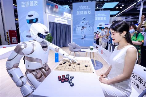 微软展台“小姐姐”版仿生机器人，酷炫像从科幻电影中走出来一般 | 进镜头 - 周到上海