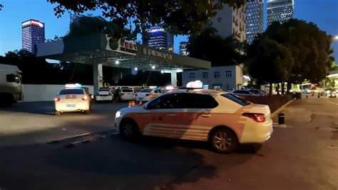 4K夜晚加气站排队加气的出租车mp4格式视频下载_正版视频编号192936-摄图网